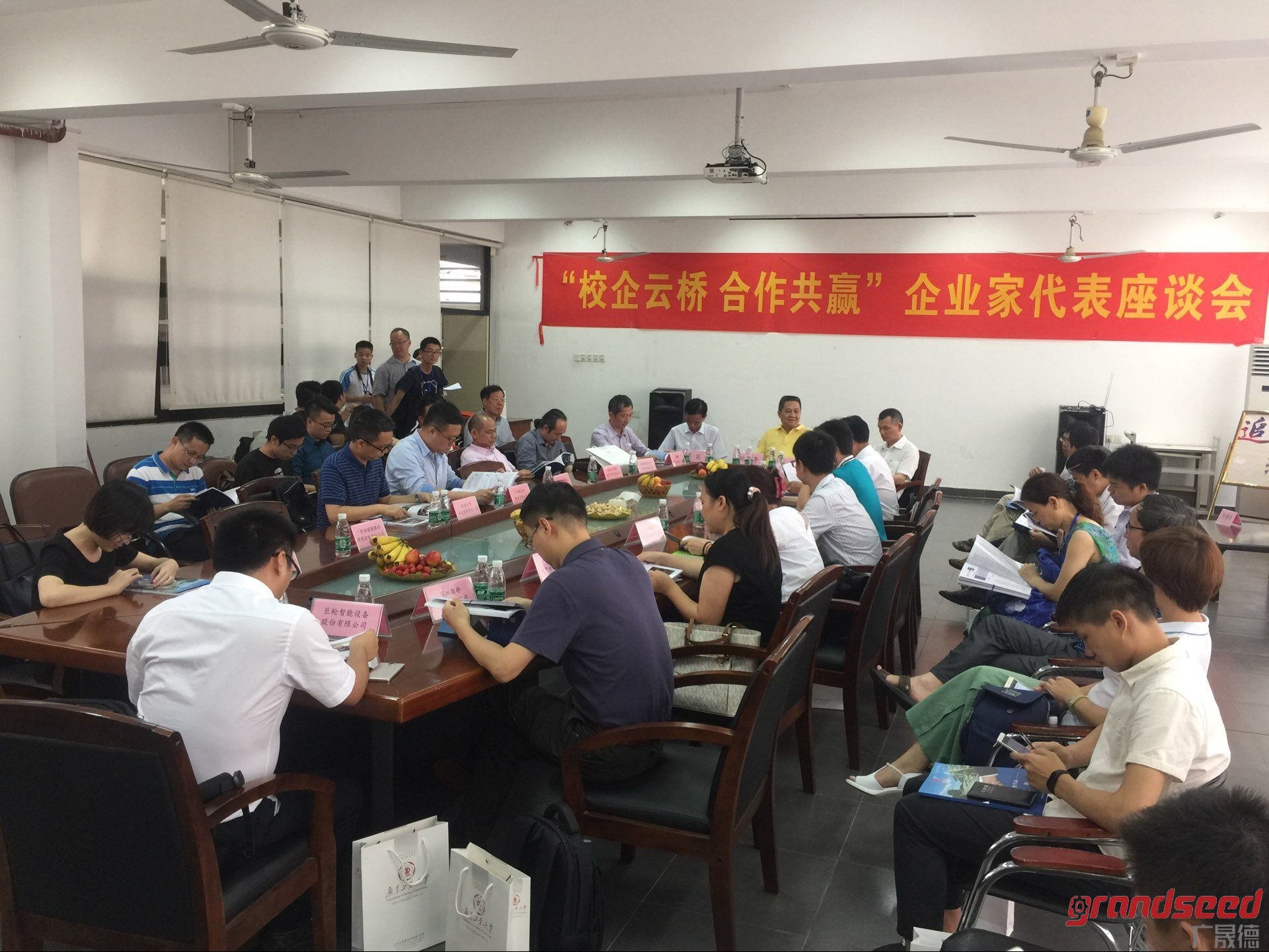 胡总参加校企云桥座谈会